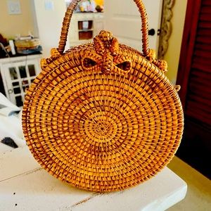 🔥NWOT Awesome round rattan purse, crossbody bag, very sturdy